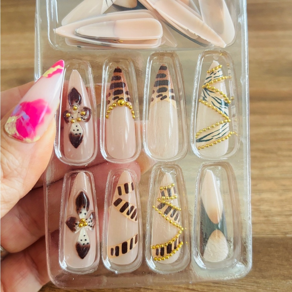 Stylish Animal Print Floral Gold Press-On Nail Set